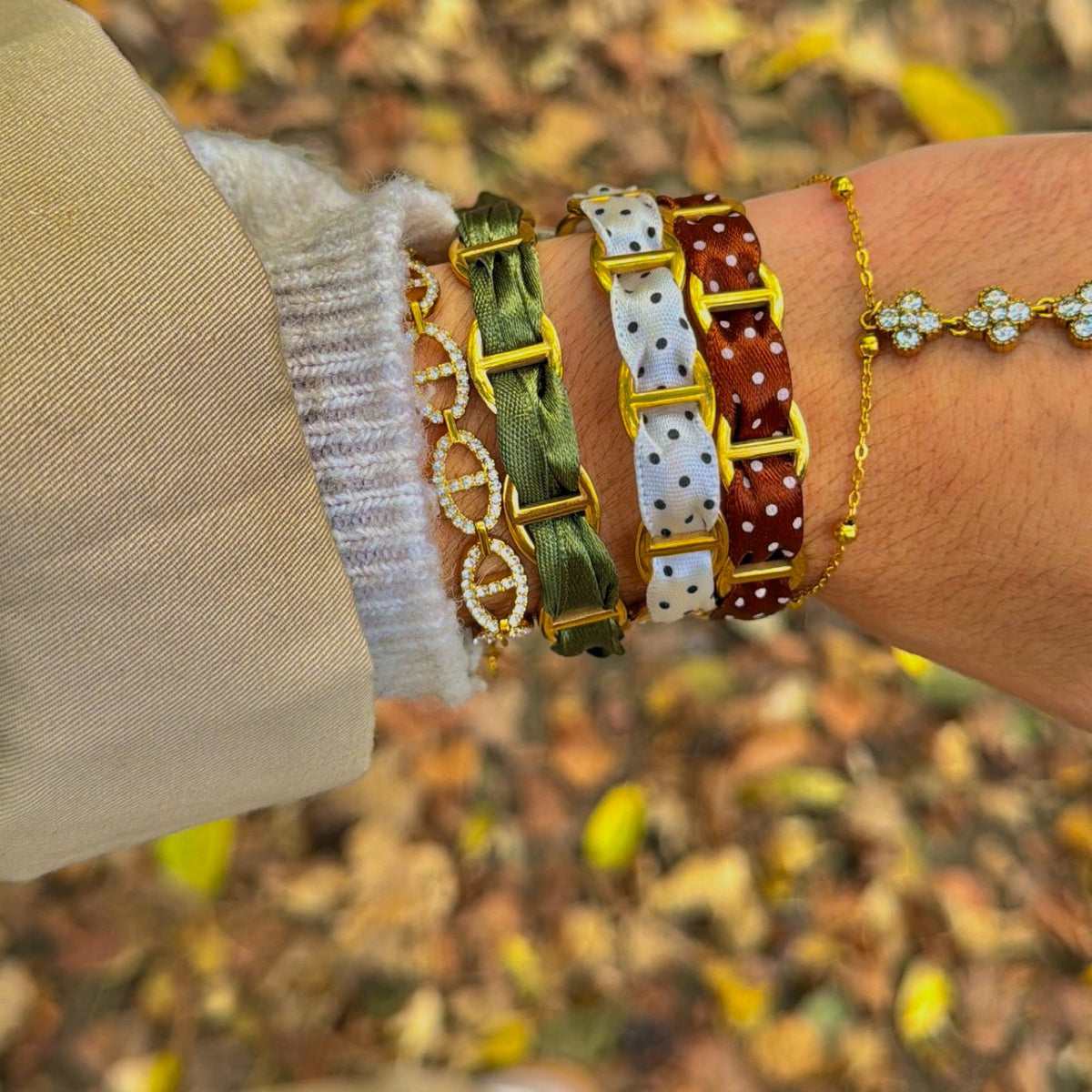 Jonc Olive porté en accumulation avec d'autres bracelets ruban