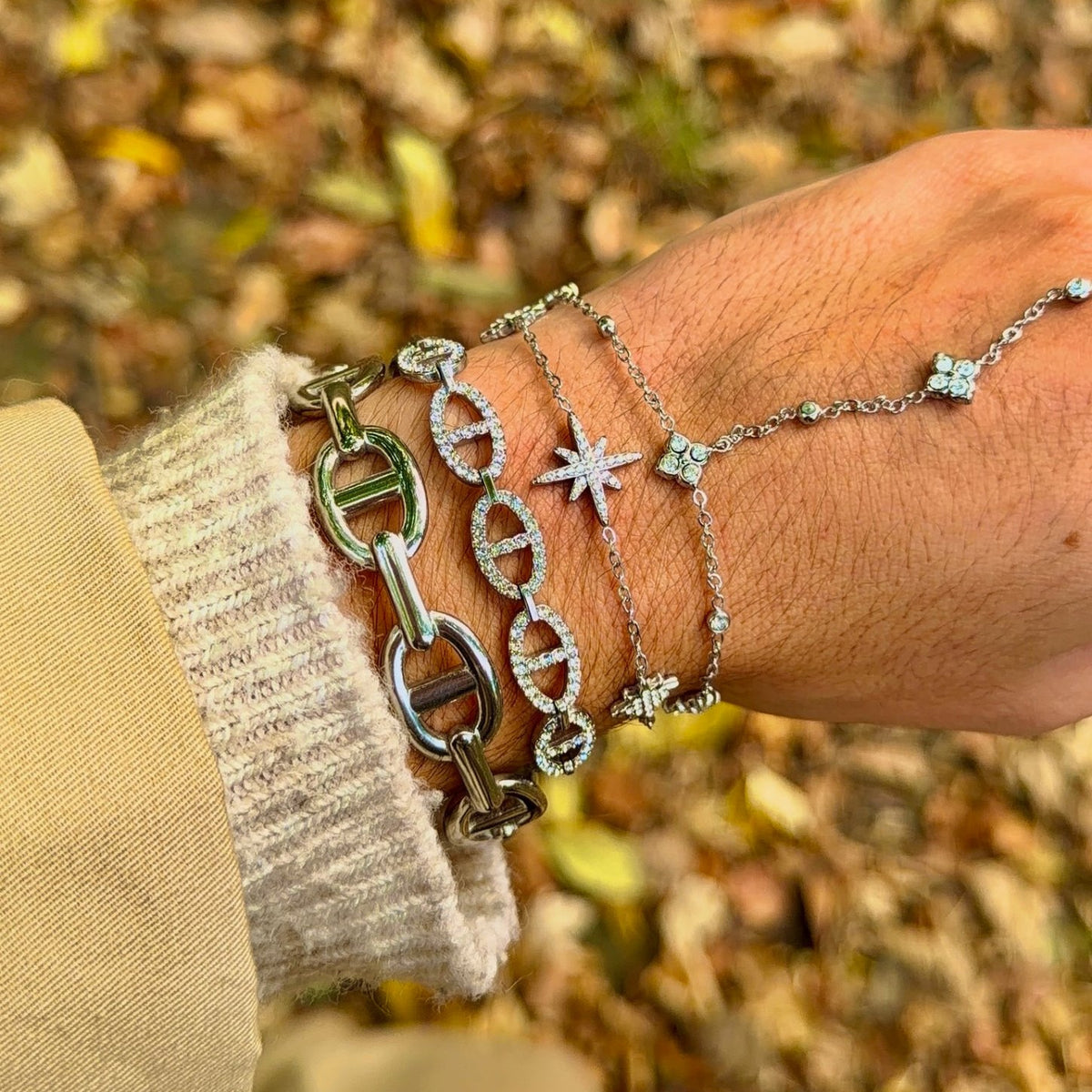 Bracelet Eclair argenté porté au poignet, étoile pavée de strass