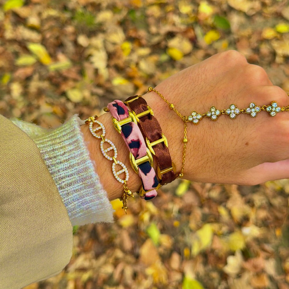 Jonc Dahlia porté au poignet, bracelet ruban léopard rose