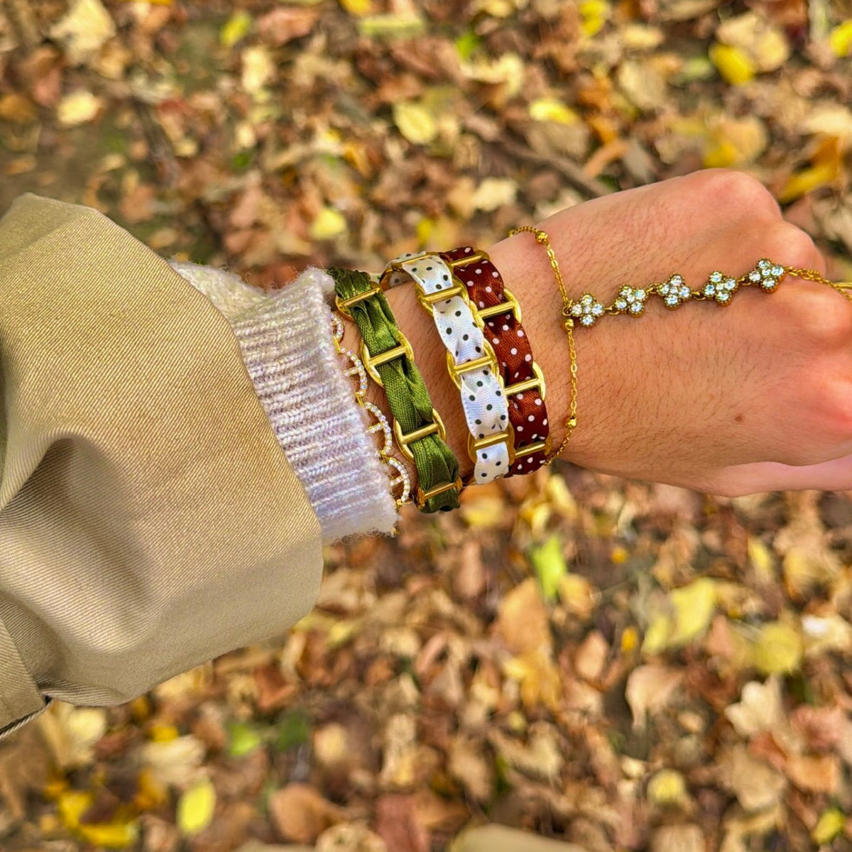 Jonc Olive porté au poignet, bracelet ruban satin kaki